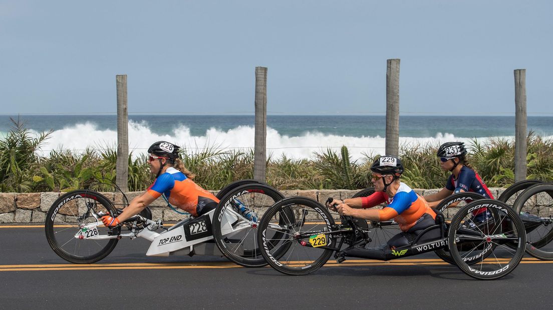 Jennette Jansen in actie met Laura de Vaan en Oksana Masters