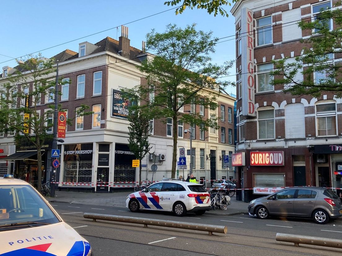 De politie heeft de stoep voor het geldwisselkantoor aan de West-Kruiskade afgezet
