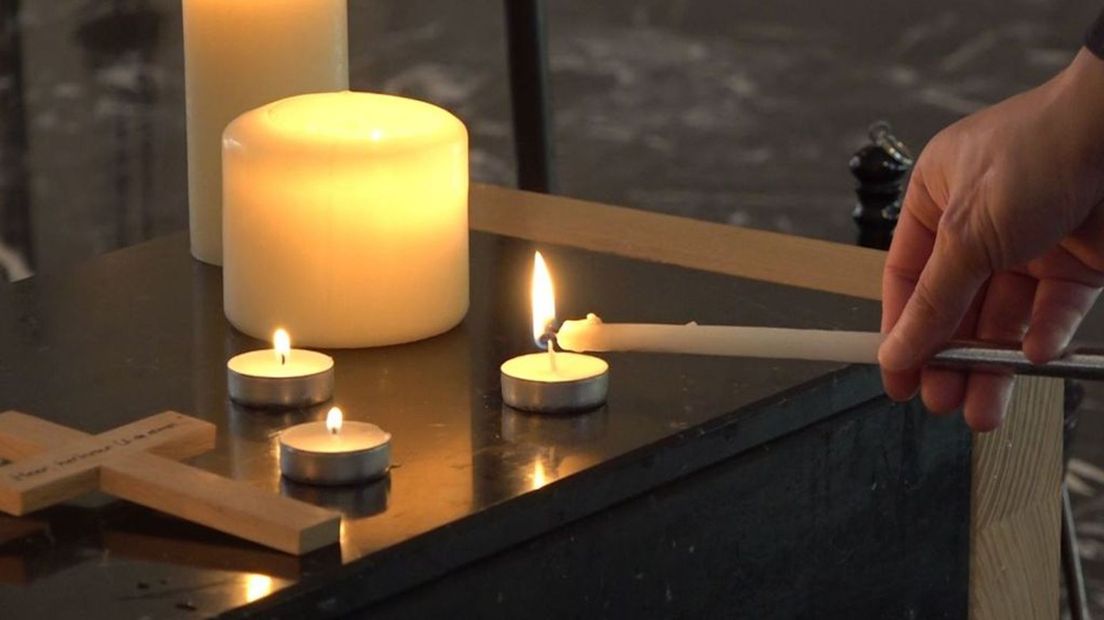 Bezoekers steken een kaarsje aan voor hun dierbare.