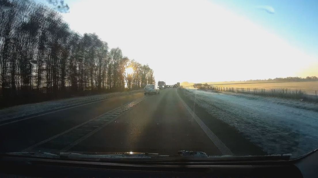 Deze automobilist belandt om wat voor reden dan ook op de verkeerde weghelft.