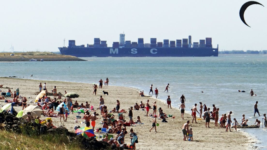 Drukte op strandje van Perkpolder vanwege het mooie zomerweer