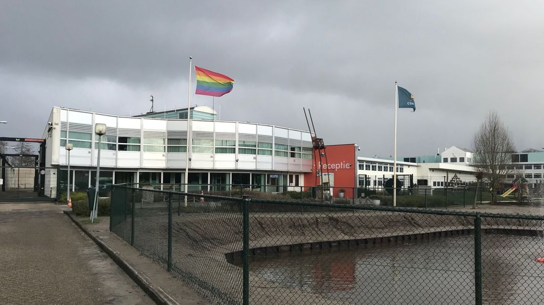 Bij het AZC in Hoogeveen hangt standaard de regenboogvlag uit.