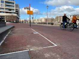 Parkeerplek voor deelvervoer zoekt fiets of scooter