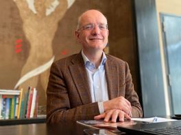 Burgemeester Van Veldhuizen biedt excuses aan, rectificatie na interview over viervoudige moord in Enschede