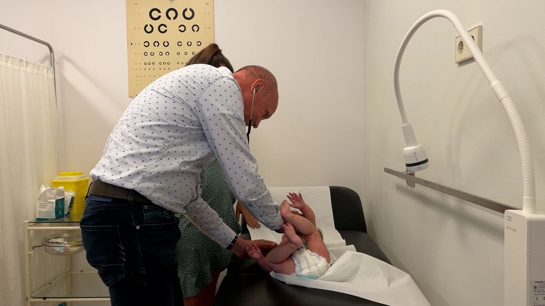 Tom Rebholz onderzoekt baby Rodi