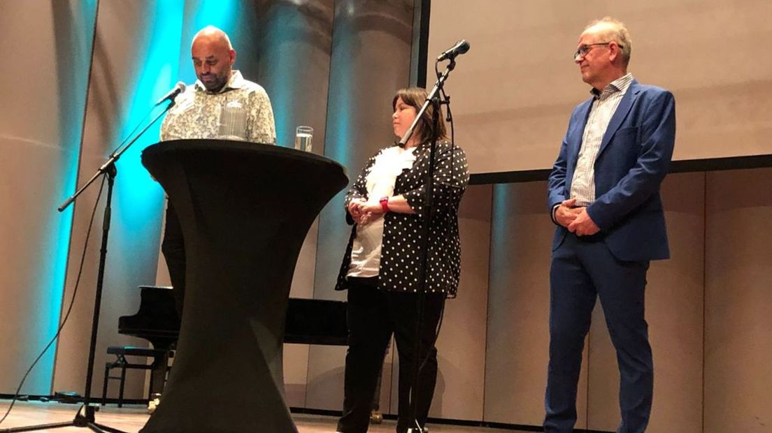 Tom van Beek, Elvira Schepers en Wim Wassink (vlnr) presenteren het nieuwe coalitieprogramma.