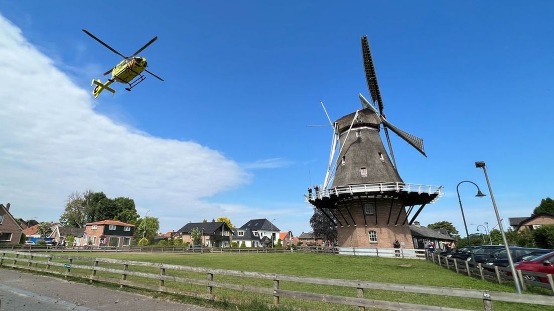 De traumahelikopter landde op het grasveld voor de molen.