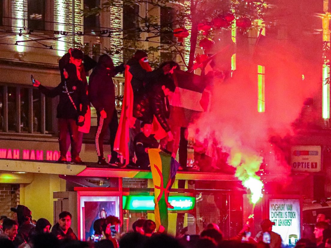 Marokkaanse voetbalfans vieren feest in het centrum van Rotterdam