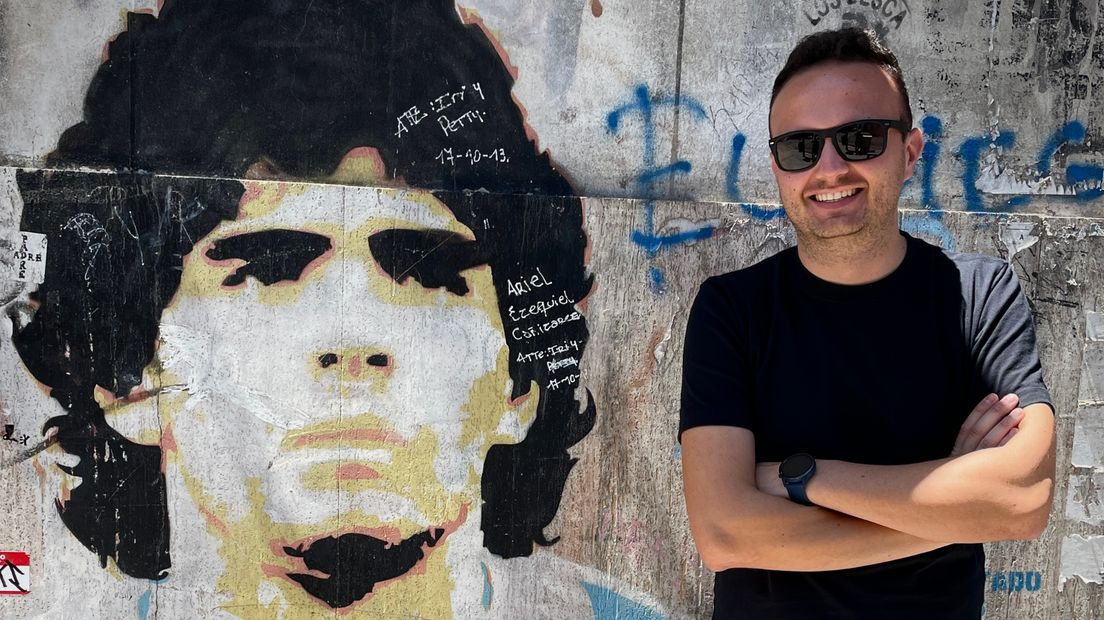 Mario Miskovic bij een muurschildering van Diego Maradona in Argentinië