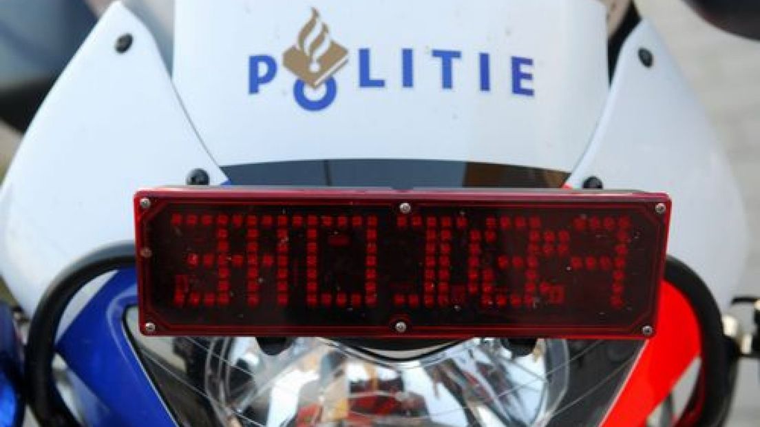Motorrijder racet met ruim 100 km/uur door Wezep