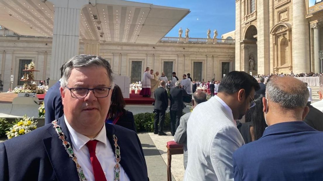 Burgemeester Bruls zit vlakbij de paus.