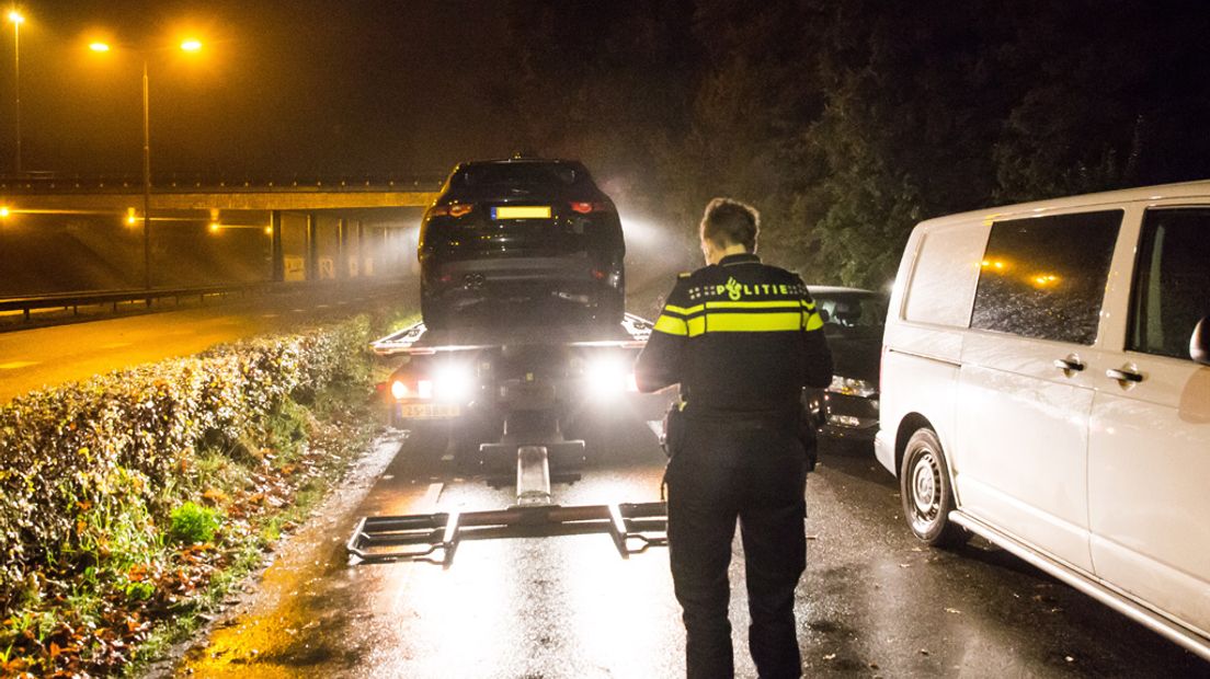 De politie neemt dure auto's in beslag na een huiszoeking in Eemnes.