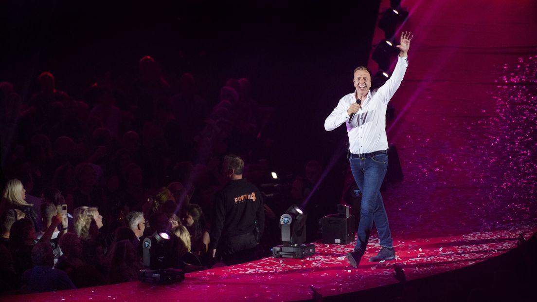 Jannes is een van de artiesten op het meezingfeest