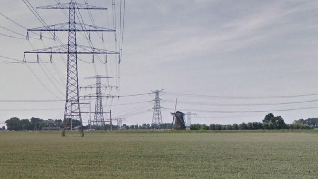 De Olinger Koloniemolen in het landschap
