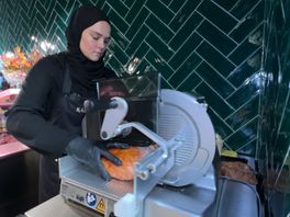 Bekeerling Isabel begint hippe islamitische slagerij met broodjes vlees in Rotterdam: 'Loopt als een tierelier'