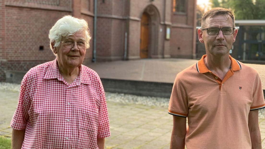 Herman Korenromp (l) en Marcel Veldkamp voor de H. Corneliuskerk in Luttenberg