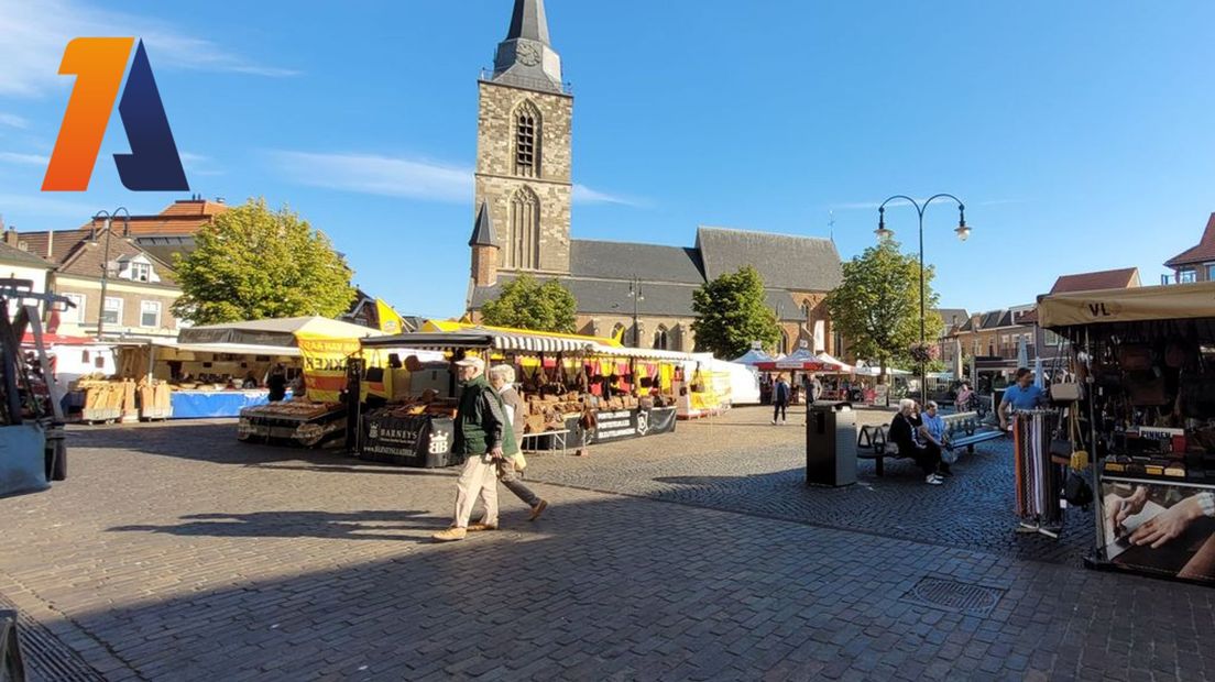Op de anderhalve dag dat er een warenmarkt is in Winterswijk is het gezellig op het marktplein