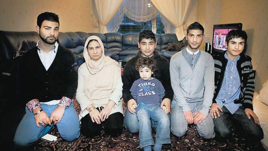 De familie Akbari. De vader van het gezin ontbreekt op de foto.