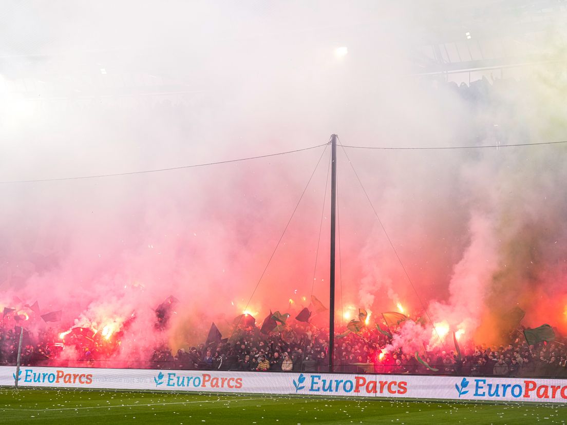 Rond het veld in De Kuip hingen netten voor Feyenoord-Ajax