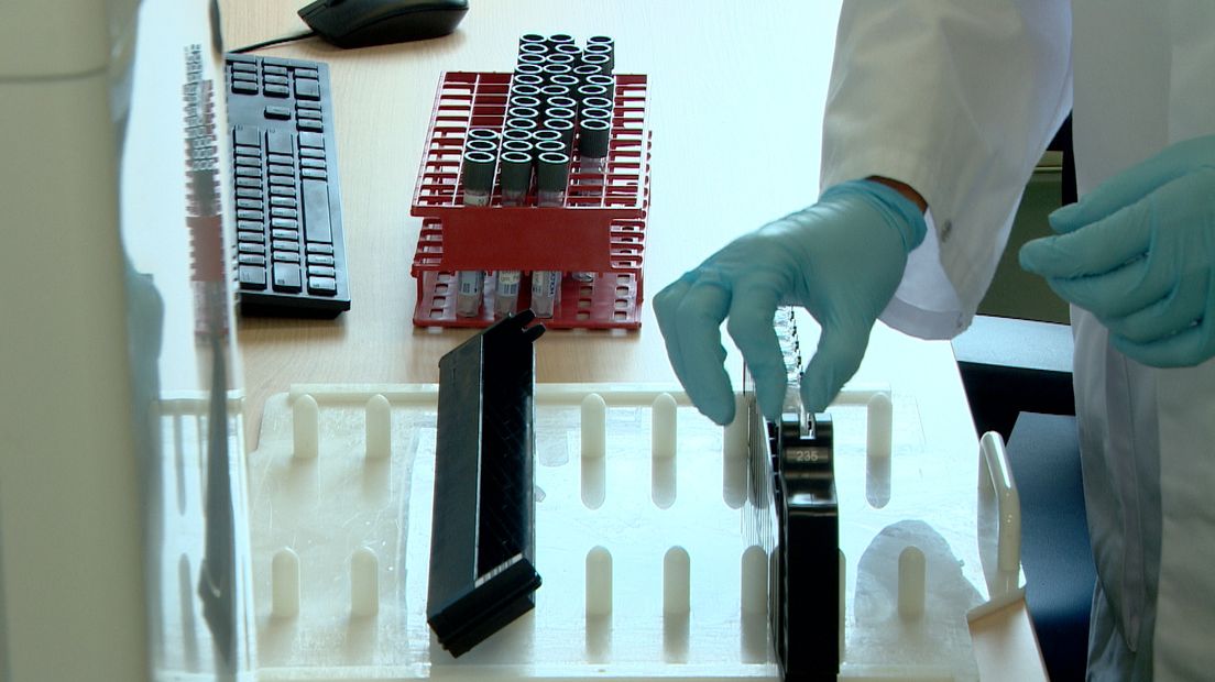 Coronatest wordt geanalyseerd in een testlab in het ADRZ