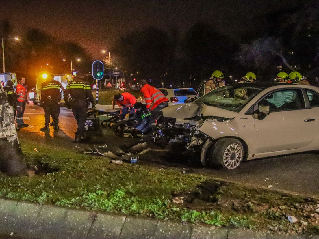 De automobilist is met spoed naar het ziekenhuis gebracht
