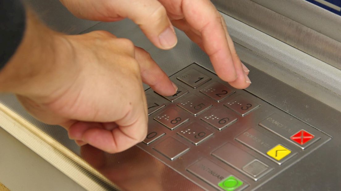 Deventenaar pint 2.000 euro met gestolen pinpas