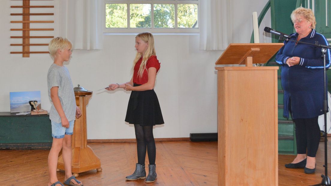 Noah Dam (links) krijgt de jongerenprijs van kinderburgemeester Sabine AB