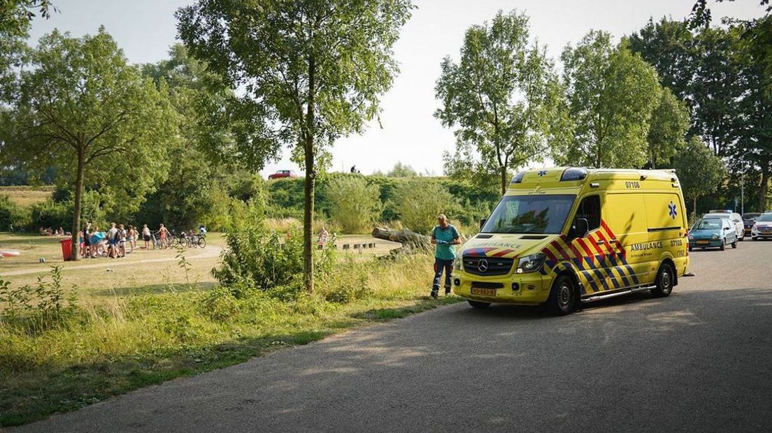 Een ambulance bij zwemplas De Breuly, waar een vader en dochter uit het water zijn gered.