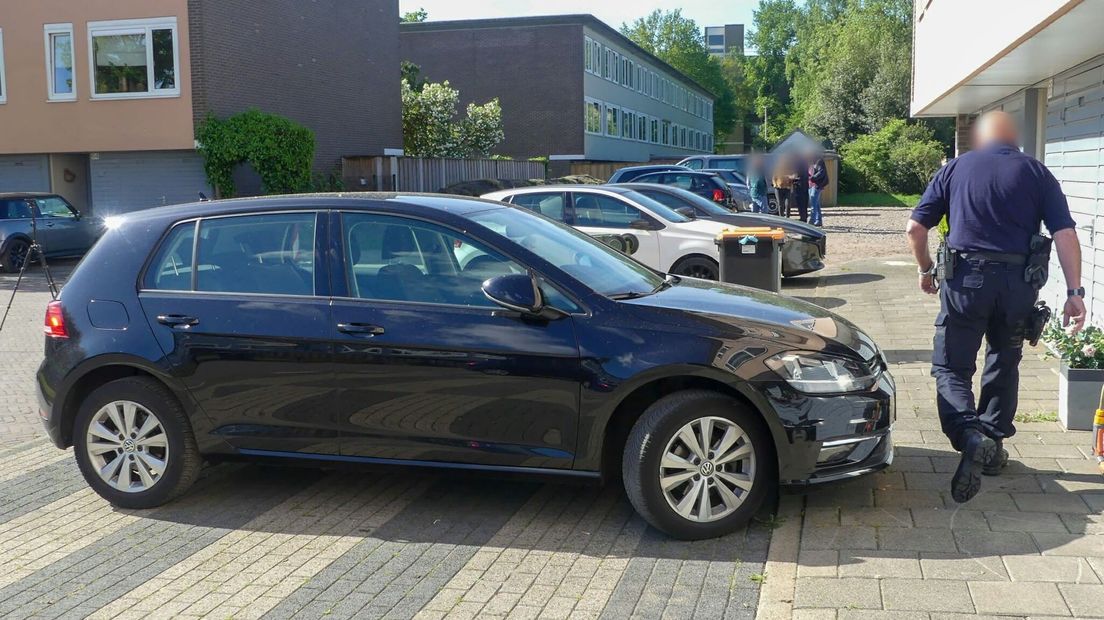 Agenten aan het werk bij de woning van Bektas K.