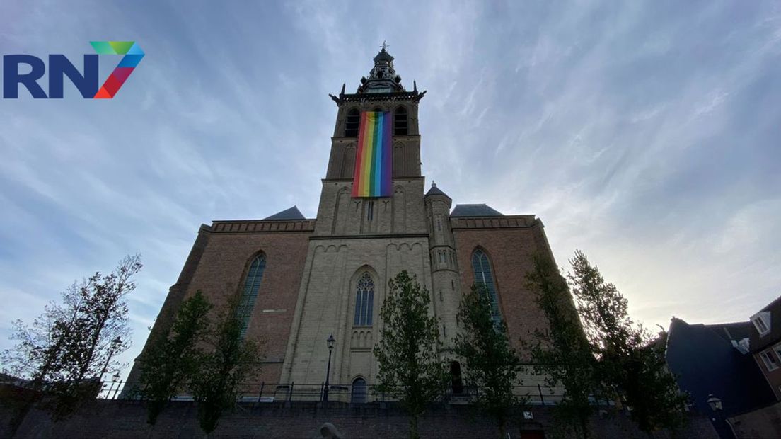 De regenboogvlag hangt aan de Nijmeegse Stevenskerk