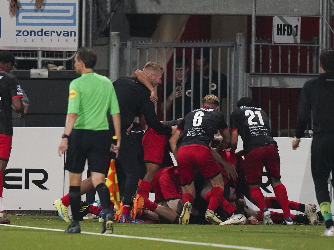 Excelsior is uitzinnig van vreugde na de late 2-1 tegen FC Emmen