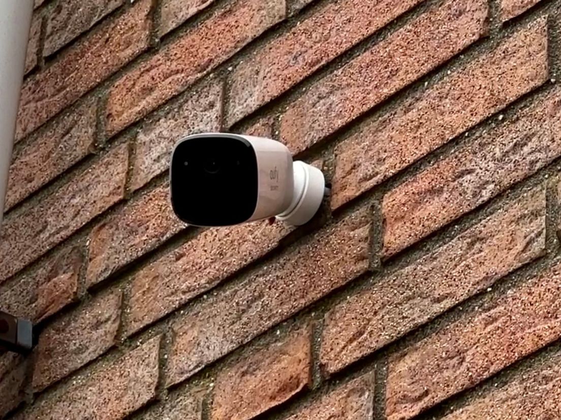 De camera aan de gevel van Lucas van Ewijk