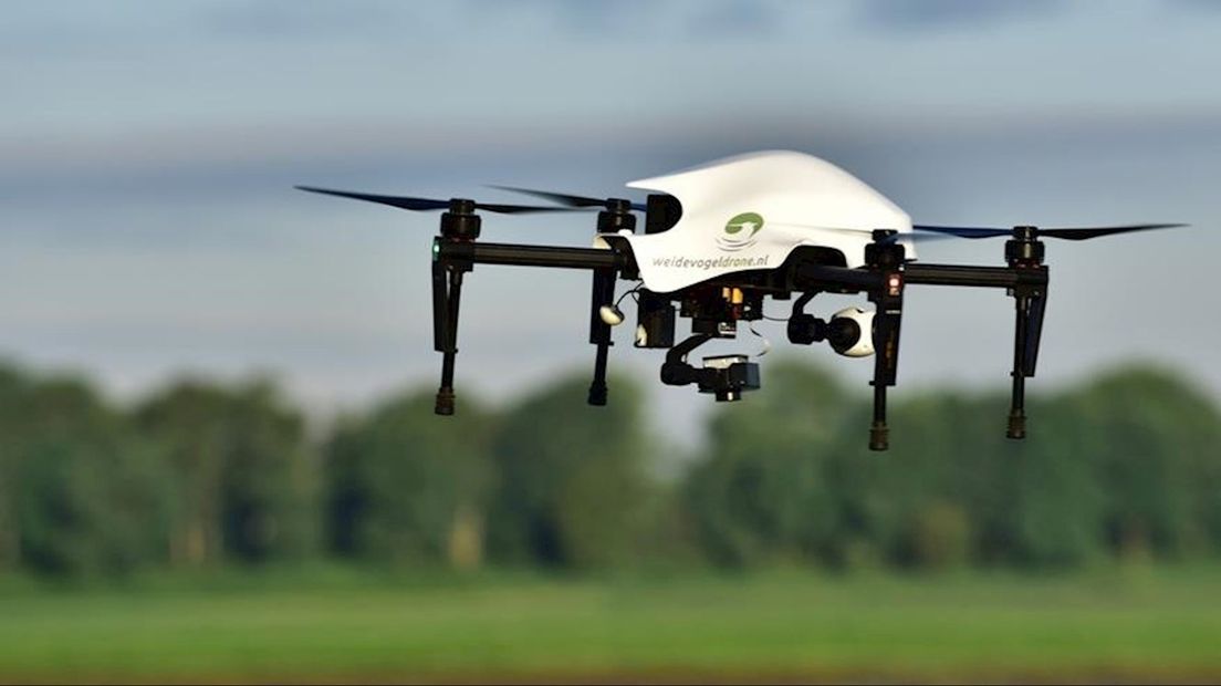 De drone spoort nesten van weidevogels op