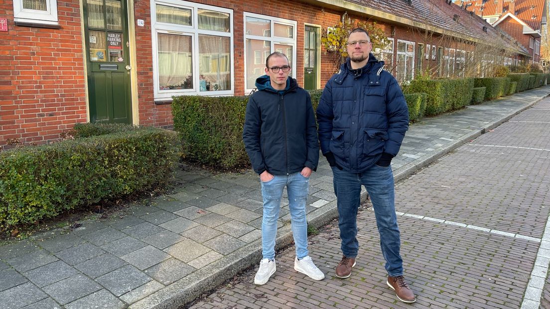 Gerard Zuidema en Casper Hoiting voor de gewraakte sociale huurwoningen in de Palemabangstraat in Groningen
