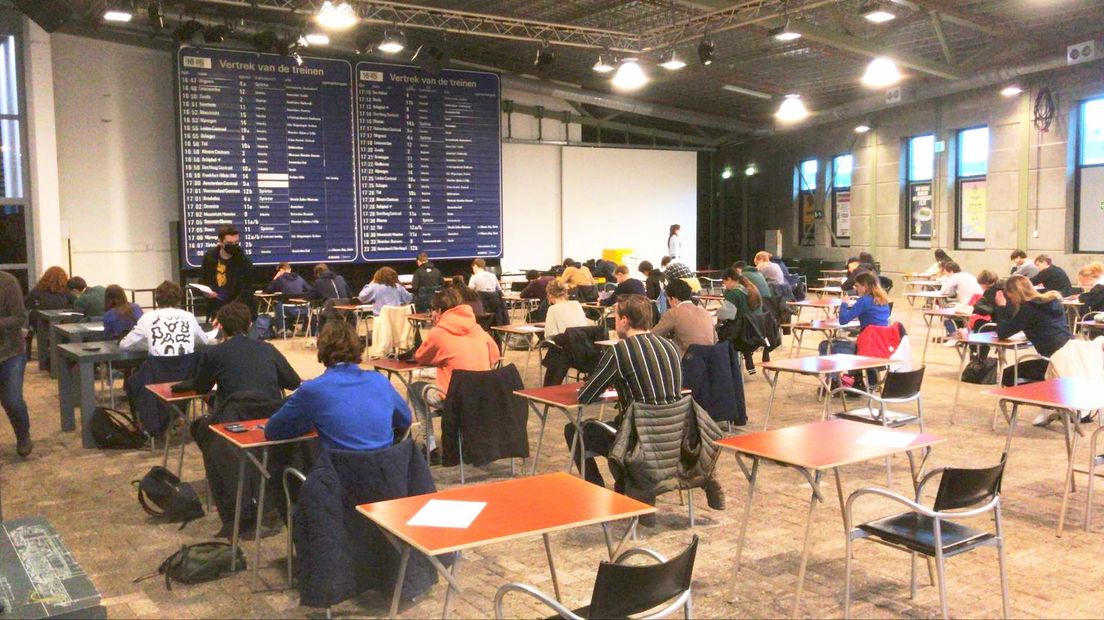 Boni-leerlingen maken hun toets.