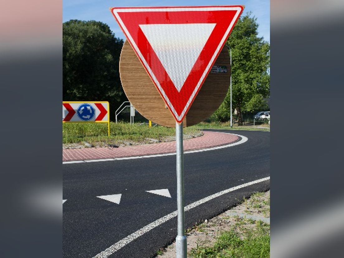 Een bamboe verkeersbord op een rotonde in Coevorden(Rechten: provincie Drenthe)