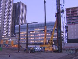 Boren funderingspalen Zalmhaventoren in volle gang