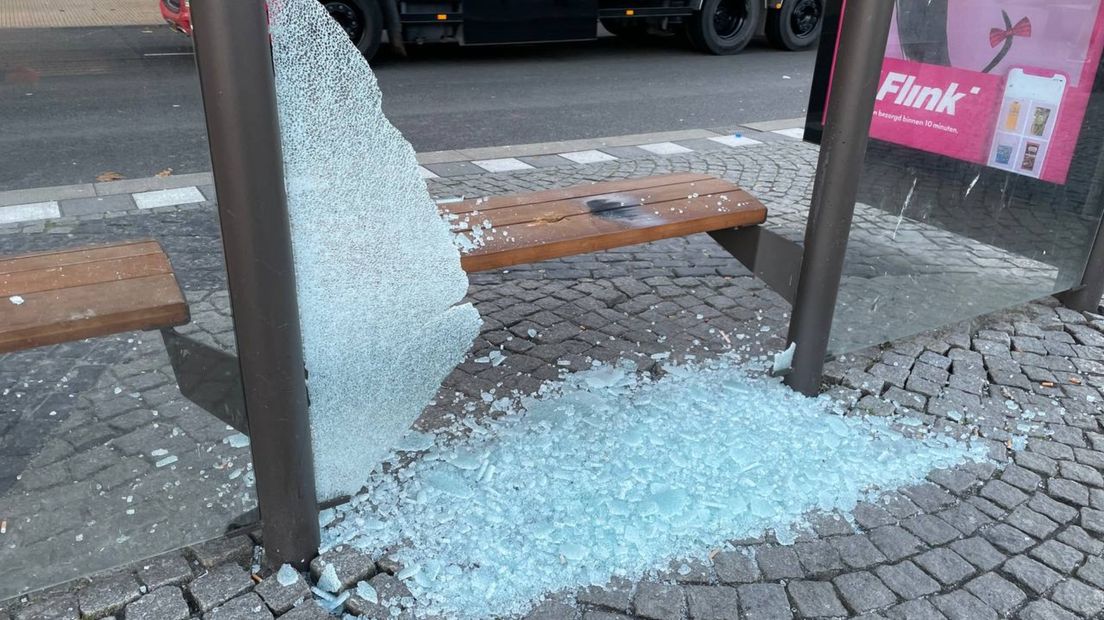 De ruit van een bushokje ging aan diggelen