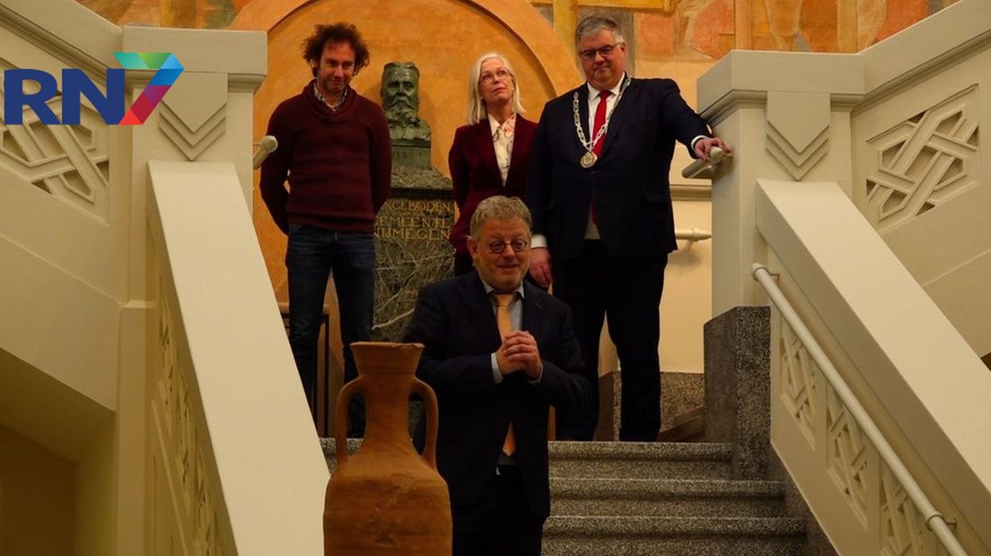 Gelders gedeputeerde Peter Drenth, burgemeester Bruls en directeur van Valkhof Museum Hedwig Saam openden gezamenlijk het museum