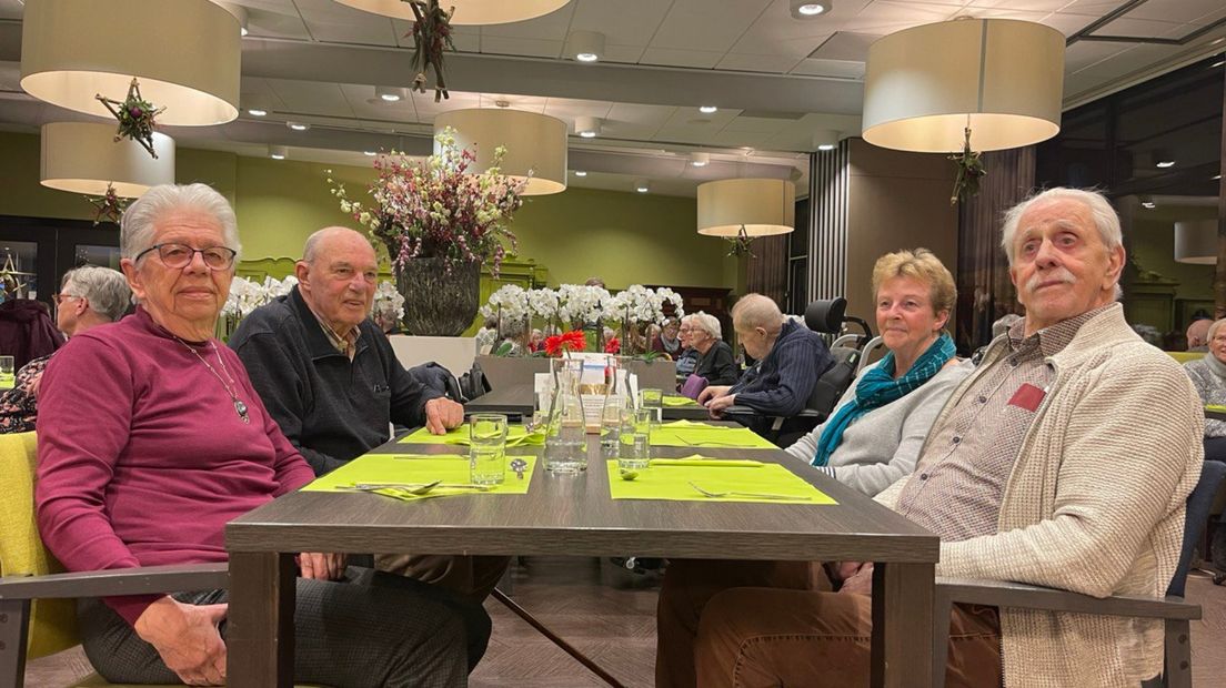De Boonstra's (l) en de Heukers in het restaurant van Het Hooge Heem