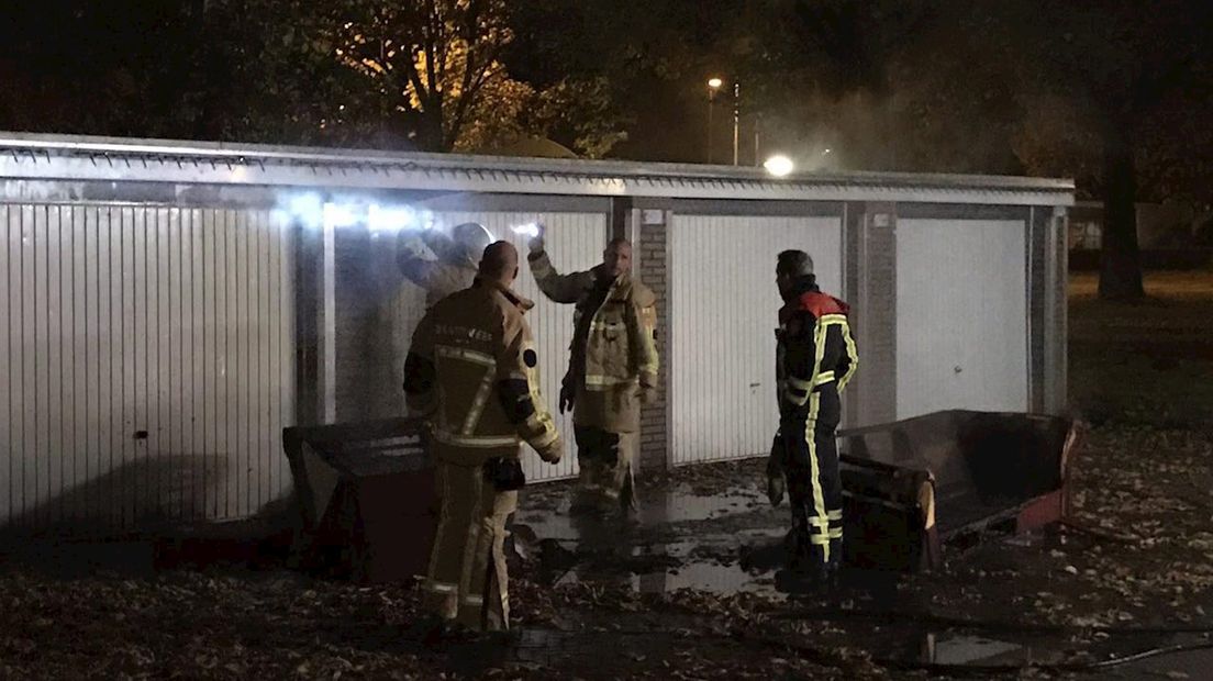 Brandend bankstel beschadigt garageboxen