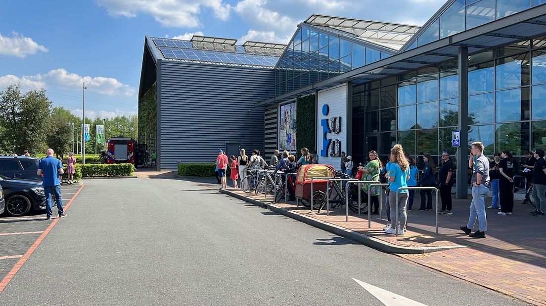 Zo'n honderd bezoekers staan buiten op het parkeerterrein