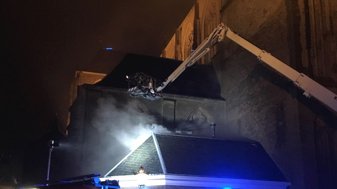 De brandweer bij de kerk in Kampen