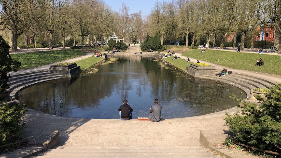 Jongeren genieten van de zon in het Noorderplantsoen
