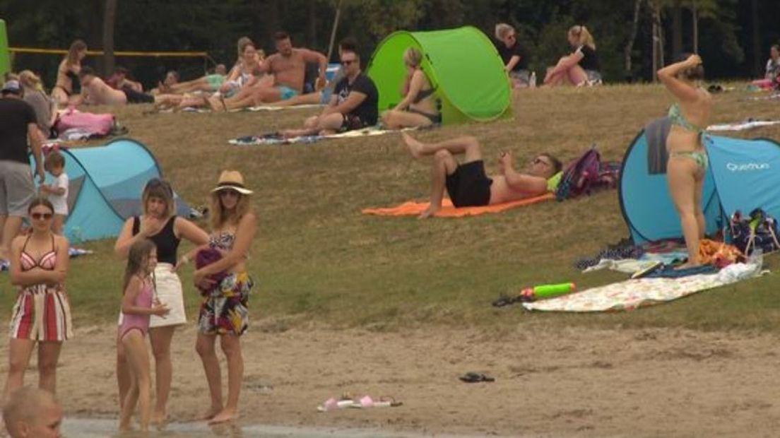 Gasten van de omliggende campings zoeken verkoeling bij recreatieplas 't Hilgelo in Winterswijk.