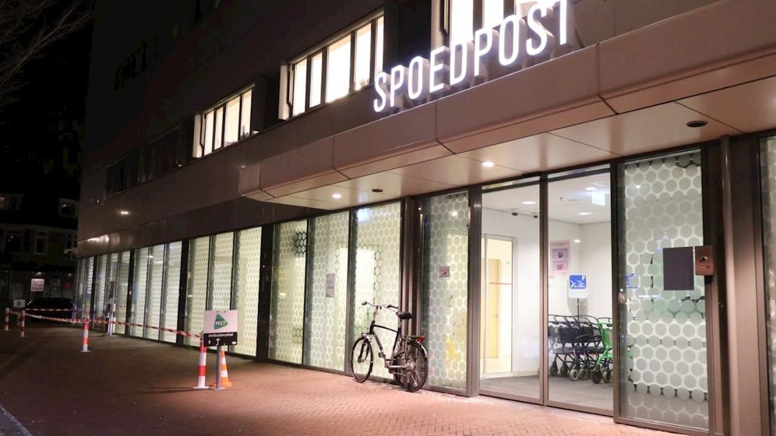MST leidt mensen via de ingang van de ambulances