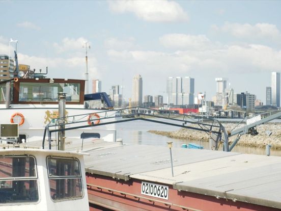 Yvonne besloot spontaan een woonboot naast het Eiland van Brienenoord te kopen: 'En nu heb ik het mooiste uitzicht van Rotterdam'