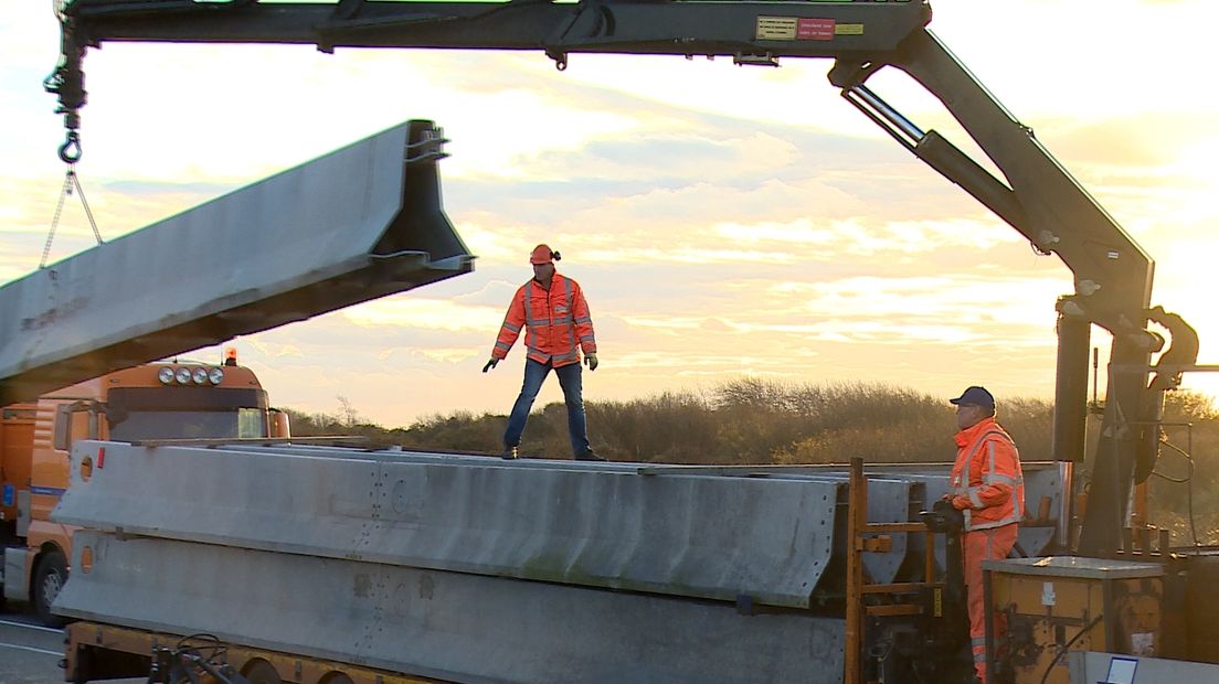 Tijdelijke schermen moeten stuifzand van Brouwersdam weren