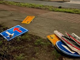 Jongens stelen verkeersborden pal voor meldkamer politie