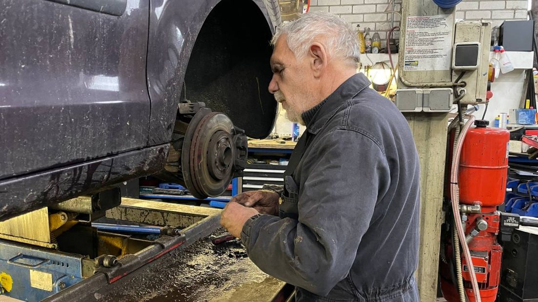 De blinde automonteur Col Collewijn (77) aan het werk